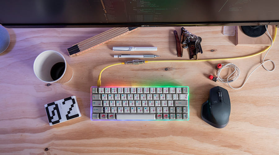 ordenador con ratón y teclado
